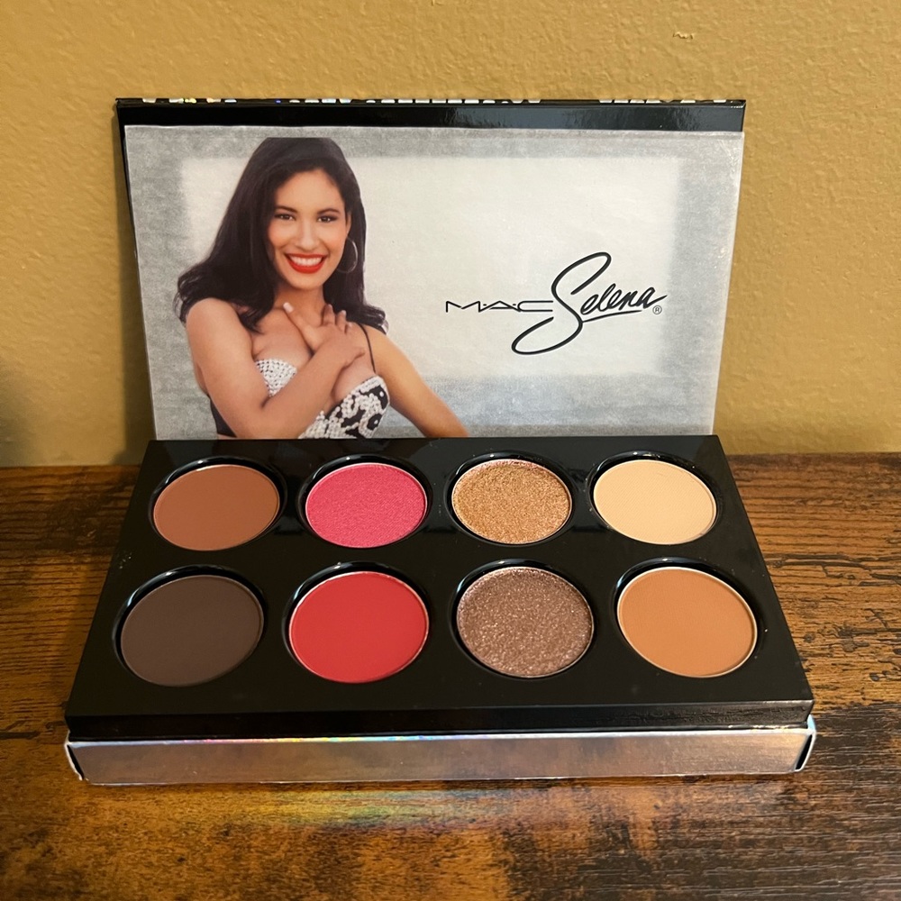 Celebrate the Queen of Cumbia with this gorgeous eyeshadow palette.